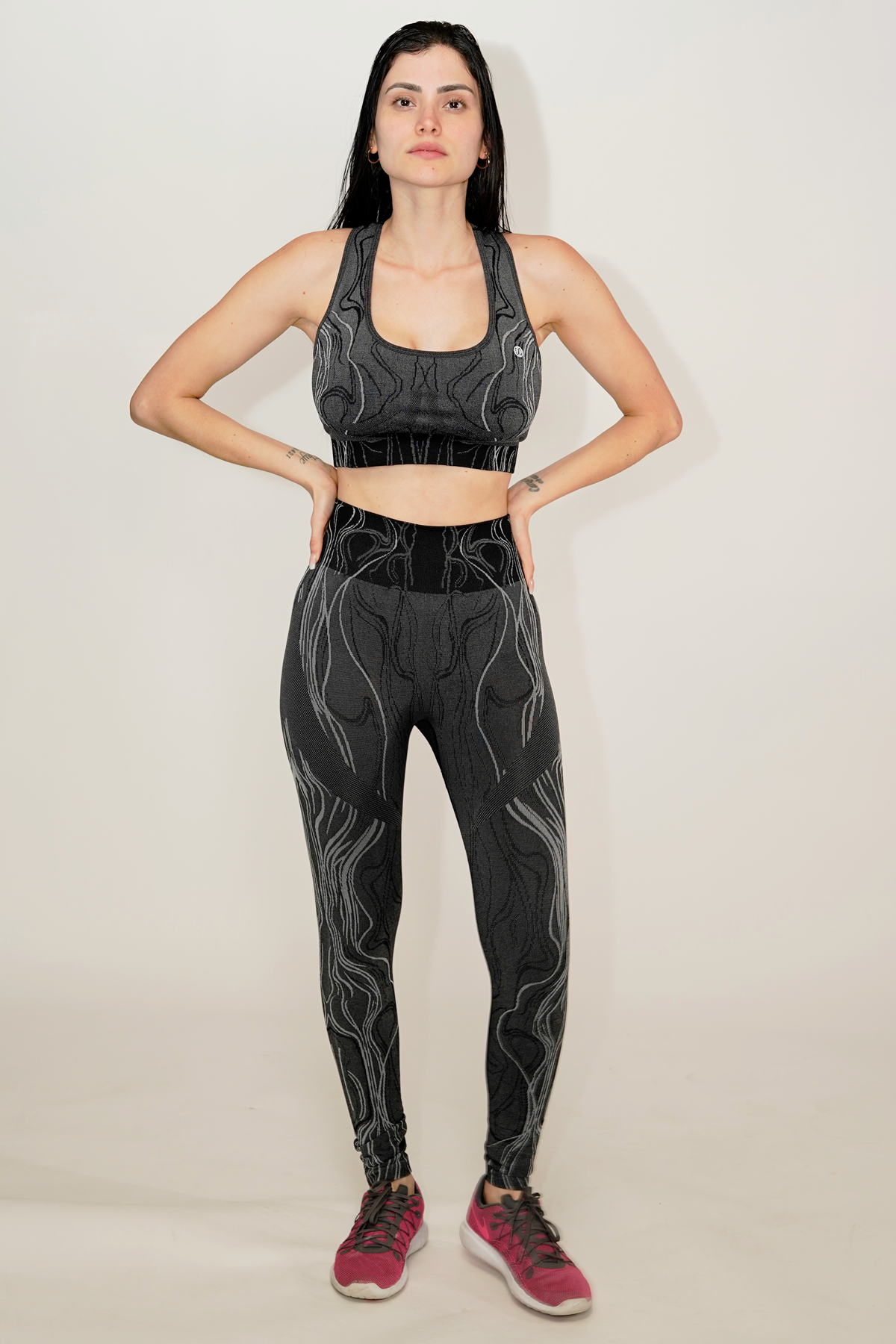 BLACK WAVY PATTERN SPORTS BRA AND LEGGING