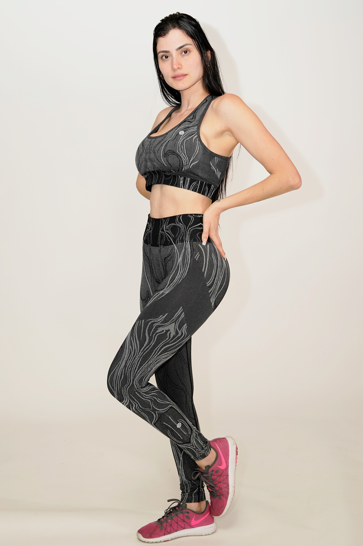 BLACK WAVY PATTERN SPORTS BRA AND LEGGING