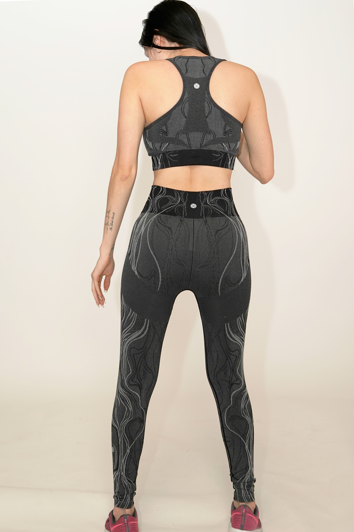 BLACK WAVY PATTERN SPORTS BRA AND LEGGING